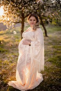 sesja ciążowa, zdjęcia w sadzie, koronkowa sukienka maxi, zachód słońca, plener, fotograf Koszalin, Barbara Rompska