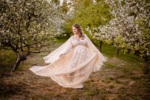sesja ciążowa, sukienka biała boho, sad owocowy, mama, fotograf Koszalin, Barbara Rompska