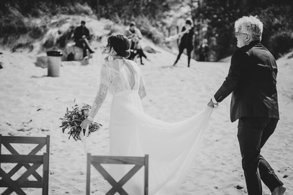 ślub na plaży, Ustronie Morskie, Barbara Rompska, fotograf Koszalin,  ślub cywilny  plenerowy, goście weselni, biała sukienka, 