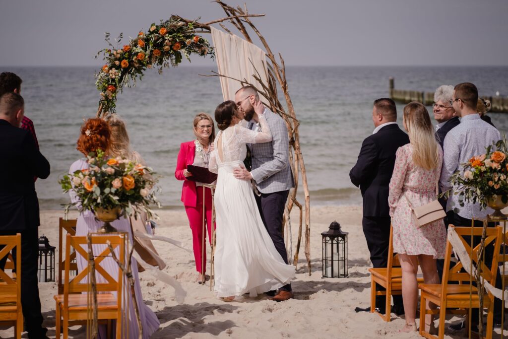 ślub na plaży, Ustronie Morskie, Barbara Rompska, fotograf Koszalin,  kwiaty, ślub cywilny  plenerowy, dekoracje, pocałunek, młoda para
