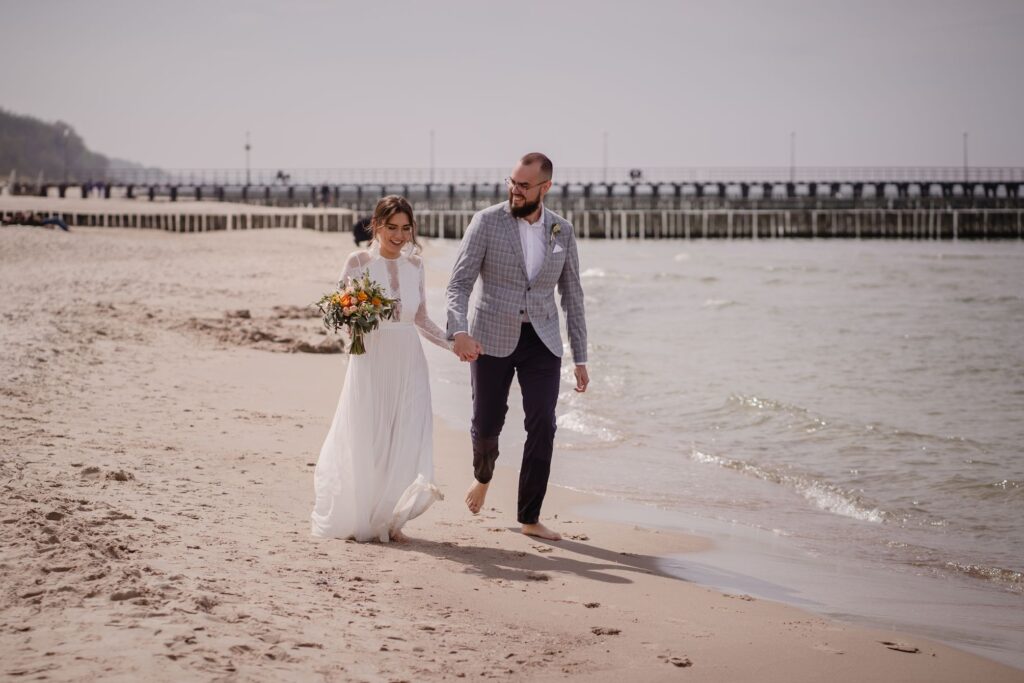 ślub na plaży, Ustronie Morskie, Barbara Rompska, fotograf Koszalin,  ślub cywilny  plenerowy, sesja zdjęciowa