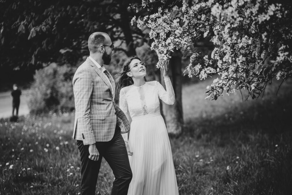 sesja ślubna, plener, kwitnące krzewy Barbara Rompska, fotograf Koszalin, park