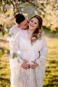 sesja ciążowa, szczęśliwe małżeństwo, sukienka boho, plener, sad owocowy, fotograf Koszalin, Barbara Rompska