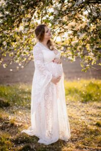 sesja ciążowa, fotograf Koszalin, przyszła mama, brzuch ciążowy, sukienka koronkowa, zachód słońca, Barbara Rompska