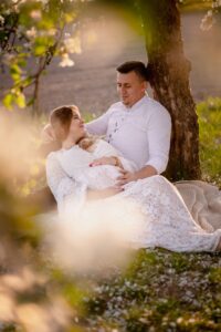 sesja ciążowa, zdjęcia w sadzie, przyszli rodzice, plener, fotograf Koszalin, Barbara Rompska