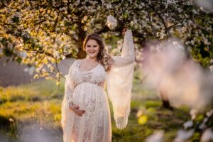sesja ciążowa, kwitnący sad, sukienka boho, fotograf Koszalin, Barbara Rompska
