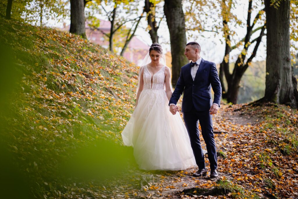 sesja ślubna w Koszalinie, Barbara Rompska, fotograf na wesele, nowożeńcy, zdjęcia w plenerze, park, jesień