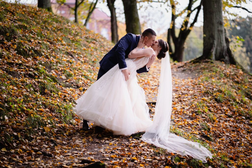 sesja ślubna w Koszalinie, Barbara Rompska, fotograf na wesele, nowożeńcy, zdjęcia w plenerze, park, jesień, długi welon