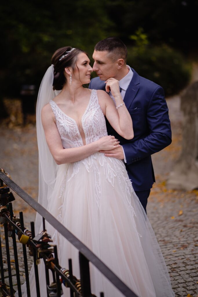 sesja ślubna w Koszalinie, Barbara Rompska, fotograf na wesele, nowożeńcy, zdjęcia w plenerze, suknia ślubna, biżuteria