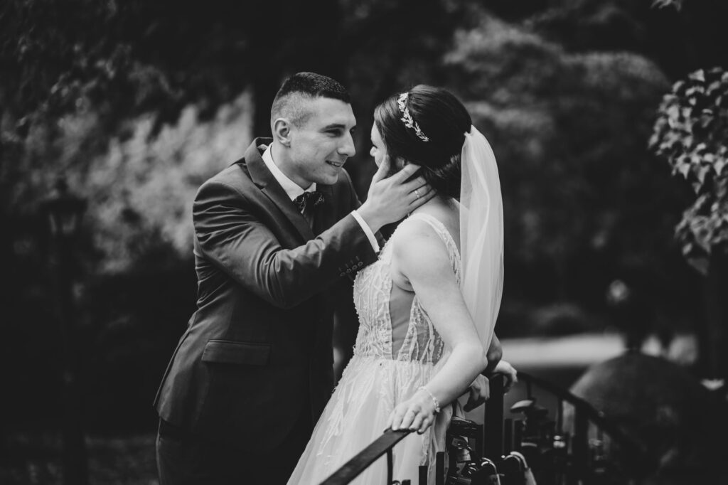 sesja ślubna w Koszalinie, Barbara Rompska, fotograf na wesele, nowożeńcy, zdjęcia w plenerze, czarno białe zdjęcie