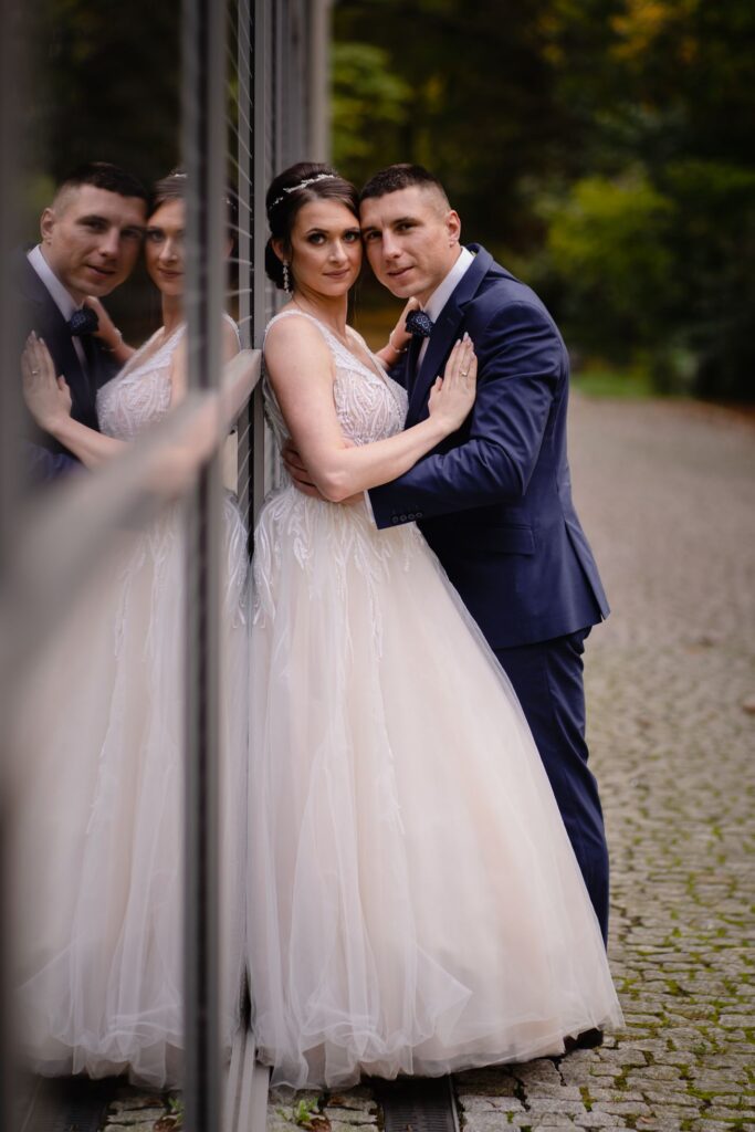 sesja ślubna w Koszalinie, Barbara Rompska, fotograf na wesele, nowożeńcy, zdjęcia w plenerze, suknia ślubna, fryzura ślubna