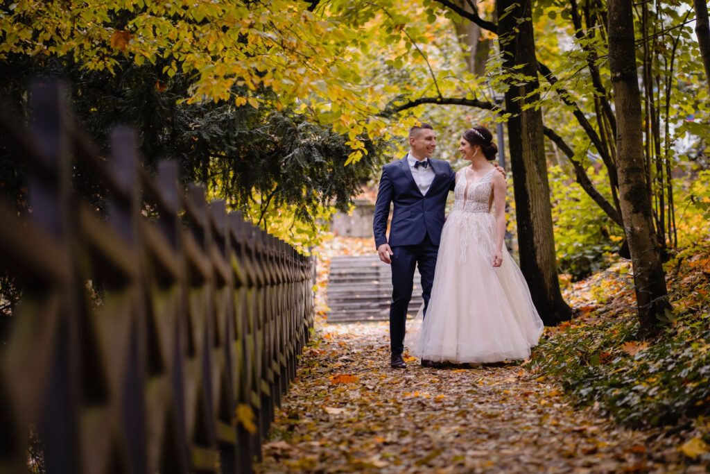 sesja ślubna w Koszalinie, Barbara Rompska, fotograf na wesele, nowożeńcy, zdjęcia w plenerze, spacer, park