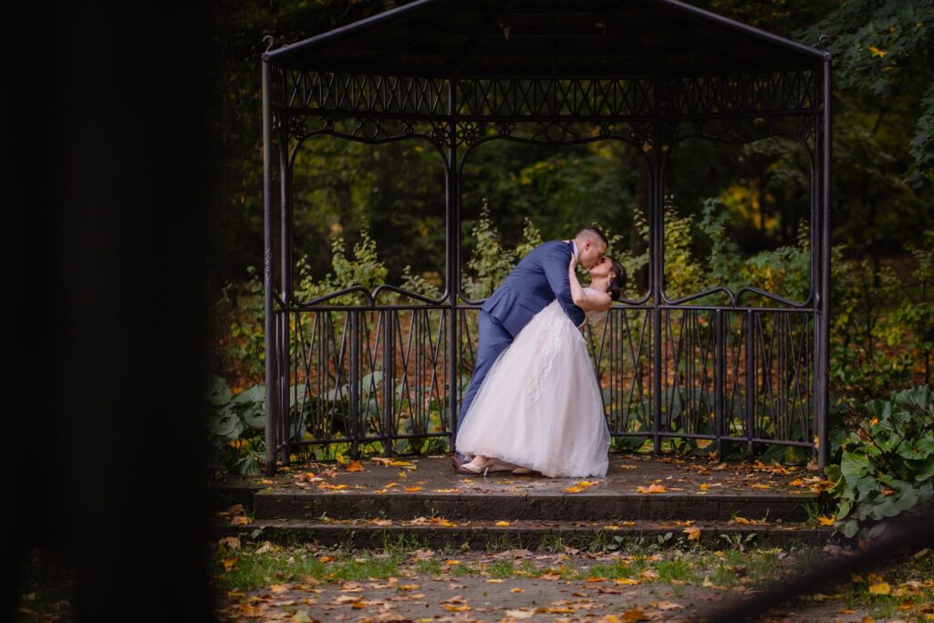 sesja ślubna w Koszalinie, Barbara Rompska, fotograf na wesele, nowożeńcy, park, jesień, pocałunek