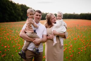 plenerowa sesja rodzinna, fotograf Koszalin, Barbara Rompska, maki, polne kwiaty, rodzinne zdjęcie