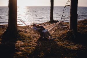 A0107601_wynik narzeczeńska sesja, fotograf Ustka, Słupsk, Barbara Rompska, zachód słońca, hamak, las przy plaży