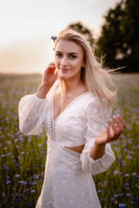 A0108469_wynik narzeczeńska sesja, Bytów, fotograf Koszalin, Barbara Rompska, zachód słońca, przyszła panna młoda, biała sukienka, blond włosy, polne kwiaty