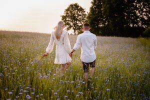 A0108520_wynik narzeczeńska sesja, Bytów, fotograf Koszalin, Barbara Rompska, zachód słońca, sesja na łące,