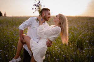 A0108536_wynik narzeczeńska sesja, Bytów, fotograf Koszalin, Barbara Rompska, zachód słońca, złota godzina, sesja na łące, chabry