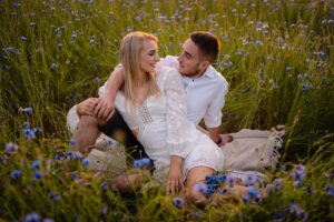 A0108614_wynik narzeczeńska sesja, Bytów, fotograf Koszalin, Barbara Rompska, zachód słońca, piknik, biała sukienka, wysoka trawa, chabry