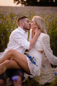 A0108664_wynik narzeczeńska sesja, Bytów, fotograf Koszalin, Barbara Rompska, zachód słońca, lato, sesja na łące, piknik