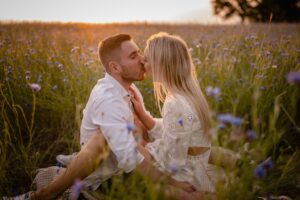 A0108757_wynik narzeczeńska sesja, Bytów, fotograf Koszalin, Barbara Rompska, zachód słońca, złota godzina, wysoka trawa, chabry, blond włosy