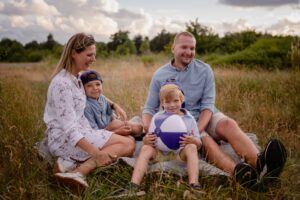 plenerowa sesja, zdjęcia rodzinne Kołobrzeg, fotograf Koszalin, Barbara Rompska, rodzinne zdjęcie, piknik,