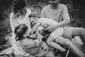 plenerowa sesja, zdjęcia rodzinne Kołobrzeg, fotograf Koszalin, Barbara Rompska, zabawa z dziećmi, piknik, czarno białe zdjęcie