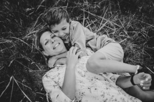 plenerowa sesja, zdjęcia rodzinne Kołobrzeg, fotograf Koszalin, Barbara Rompska, mama, syn, czarno białe zdjęcie