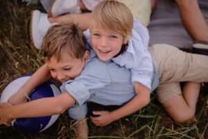 plenerowa sesja, zdjęcia rodzinne Kołobrzeg, fotograf Koszalin, Barbara Rompska, chłopiec, sesja dziecięca, rodzeństwo, naturalne kadry
