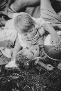 plenerowa sesja, zdjęcia rodzinne Kołobrzeg, fotograf Koszalin, Barbara Rompska, zabawa, chłopcy, rodzeństwo