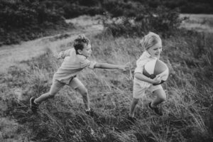 plenerowa sesja, zdjęcia rodzinne Kołobrzeg, fotograf Koszalin, Barbara Rompska, zabawa, dzieciństwo