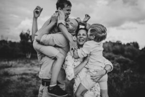 plenerowa sesja, zdjęcia rodzinne Kołobrzeg, fotograf Koszalin, Barbara Rompska,, zabawa z dzieckiem,