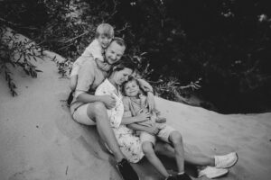 sesja nad morzem Kołobrzeg, fotograf Koszalin, Morze Bałtyckie, Barbara Rompska, czarno białe zdjęcia, plener, plaża