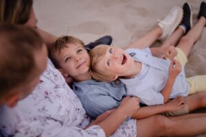 sesja nad morzem Kołobrzeg, fotograf Koszalin, Morze Bałtyckie, Barbara Rompska, sesja dziecięca, rodzeństwo