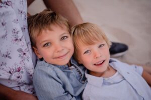 sesja nad morzem Kołobrzeg, fotograf Koszalin, Morze Bałtyckie, Barbara Rompska, chłopcy, sesja dziecięca, rodzeństwo