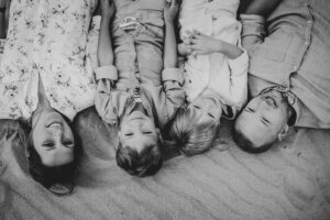 sesja nad morzem Kołobrzeg, fotograf Koszalin, Morze Bałtyckie, Barbara Rompska, portret rodzinny, czarno biała fotografia