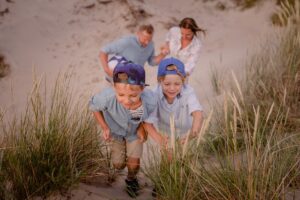 sesja nad morzem Kołobrzeg, fotograf Koszalin, Morze Bałtyckie, Barbara Rompska, chłopcy, plaża
