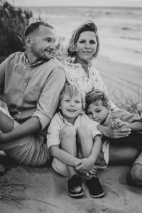 sesja nad morzem Kołobrzeg, fotograf Koszalin, Morze Bałtyckie, Barbara Rompska, czarno białe zdjęcie, zachodniopomorskie,