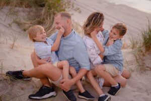 plenerowa sesja rodzinna, zabawa z dzieckiem, Mielno, fotograf Koszalin, Morze Bałtyckie, Barbara Rompska,