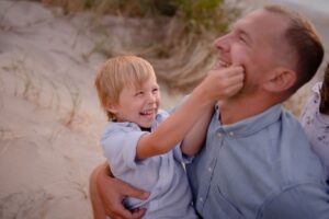 plenerowa sesja rodzinna, Mielno, fotograf Koszalin, Morze Bałtyckie, Barbara Rompska, zabawa z dzieckiem, tata, syn