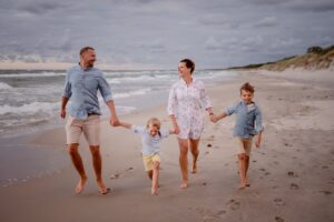 plenerowa sesja rodzinna, Mielno, fotograf Koszalin, Morze Bałtyckie, Barbara Rompska, wakacje, naturalny usmiech