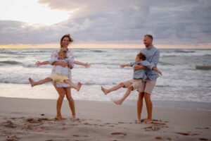 plenerowa sesja rodzinna, Mielno, fotograf Koszalin, Morze Bałtyckie, Barbara Rompska, zabawa na plaży, złota godzina, wakacje
