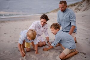 plenerowa sesja rodzinna, Mielno, fotograf Koszalin, Morze Bałtyckie, Barbara Rompska, wypad nad morze, plaża, piasek, jeansowa koszula