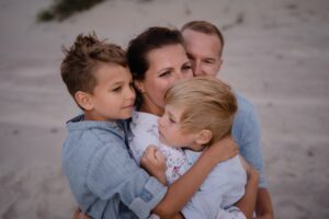 plenerowa sesja rodzinna, Mielno, fotograf Koszalin, Morze Bałtyckie, Barbara Rompska, naturalne kadry, mama, syn,