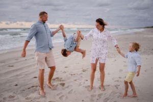 plenerowa sesja rodzinna, Mielno, fotograf Koszalin, Morze Bałtyckie, Barbara Rompska, plaża, zabawa z dzieckiem