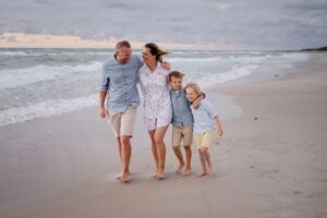 plenerowa sesja rodzinna, Mielno, fotograf Koszalin, Morze Bałtyckie, Barbara Rompska, spacer po plaży, rodzoce, dzieci,