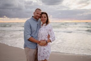 plenerowa sesja rodzinna, Mielno, fotograf Koszalin, Morze Bałtyckie, Barbara Rompska, rodzice, jeansowa koszula, złota godzina