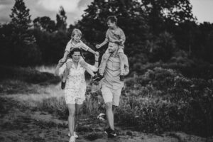 plenerowa sesja rodzinna, Mielno, fotograf Koszalin, czarno białe zdjęcie, tata, mama, syn, Barbara Rompska