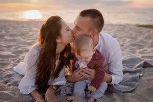 plenerowa sesja rodzinna, fotograf Koszalin, Barbara Rompska, zdjęcia rodzinne Kołobrzeg, sesja o zachodzie, plaża