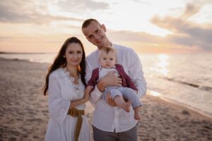 plenerowa sesja rodzinna, fotograf Koszalin, Barbara Rompska, zdjęcia rodzinne Kołobrzeg, szczęśliwa rodzina, sesja o zachodzie słońca, Morze Bałtyckie